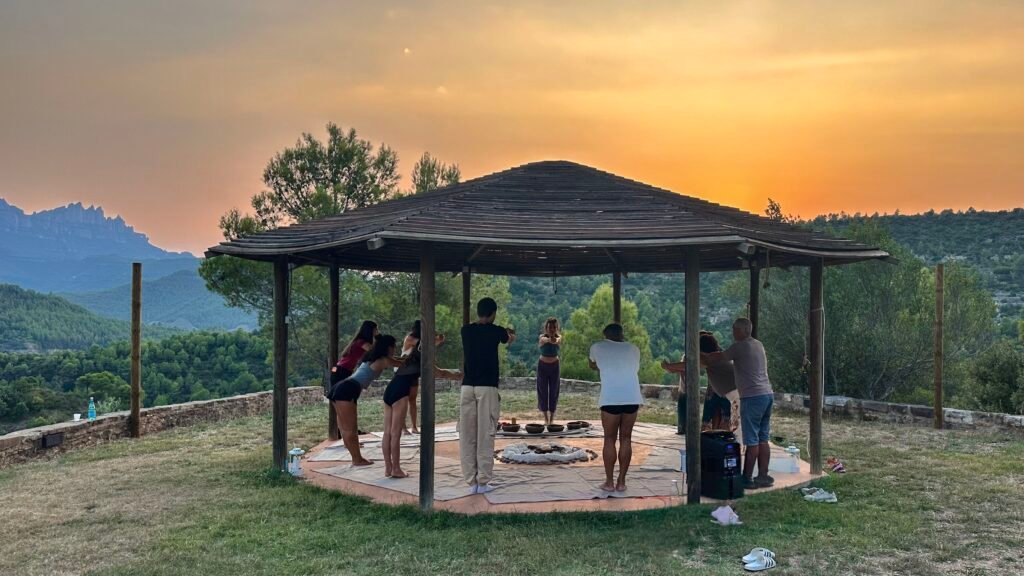 Glorieta junto a la piscina para hacer diferentes tipos de prácticas