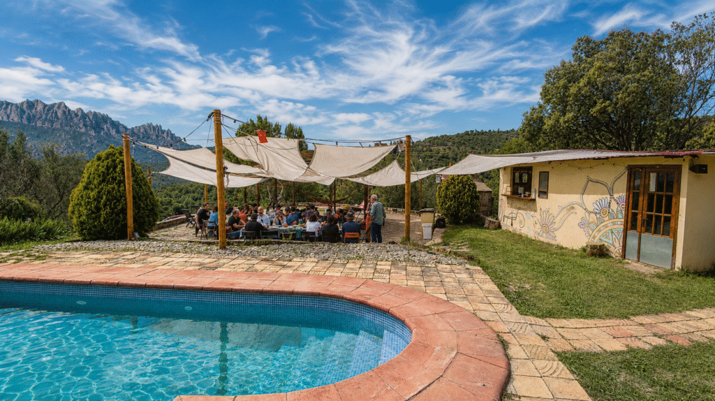 Piscina y glorieta con evento de empresa al fondo comiendo una paella