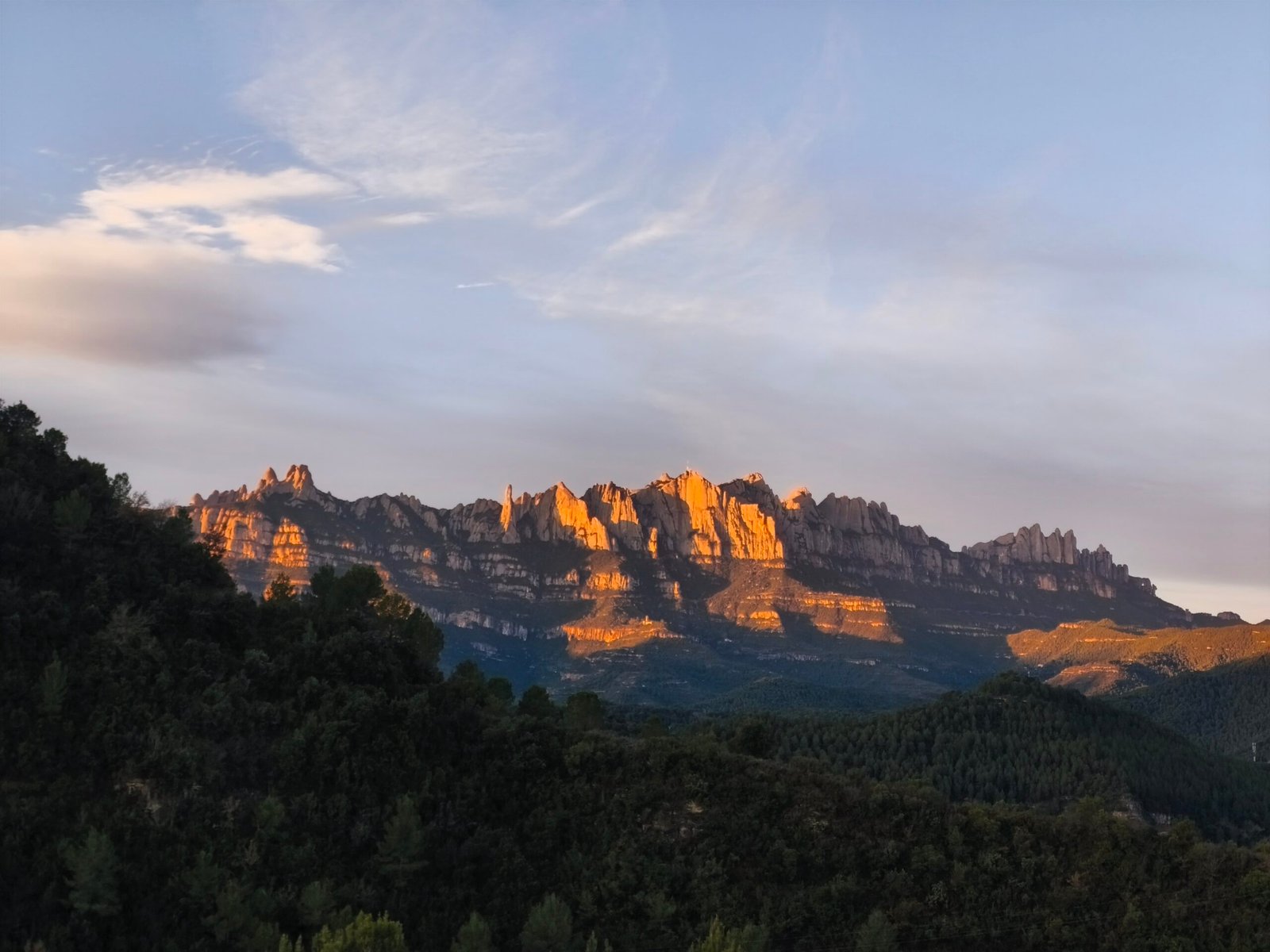Vistas espectaculares desde Cal amiquel a la montaña de Montserrat