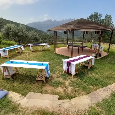 La pergola con mesas pra un evento y actualmente dispone de todo un sombreo al rededor.