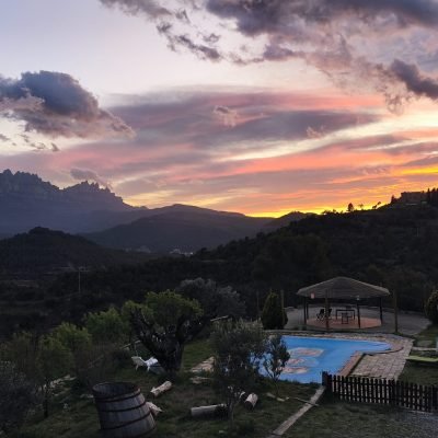 Vistas espectaculares desde Cal amiquel a la montaña de Montserrat