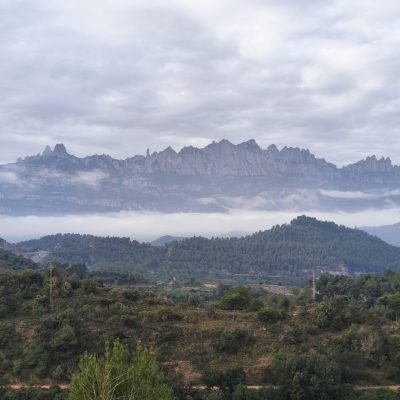 Vistas espectaculares desde Cal amiquel a la montaña de Montserrat
