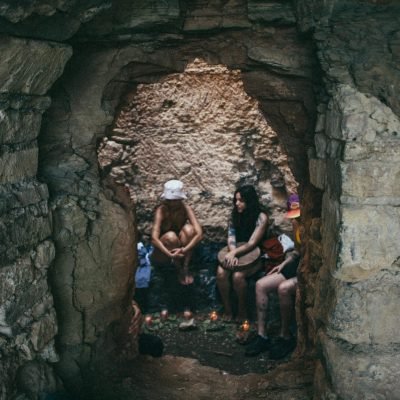 Antiguo horno de cal en las montañas, espacio místico para rituales y circulos.