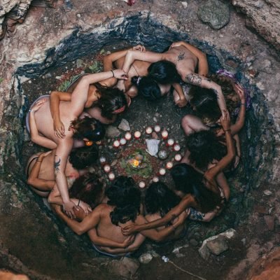 Antiguo horno de cal en las montañas, espacio místico para rituales y circulos.