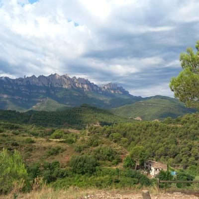 Vistas espectaculares desde Cal amiquel a la montaña de Montserrat