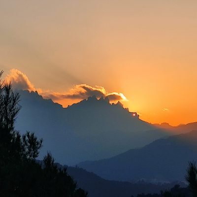 Vistas espectaculares desde Cal amiquel a la montaña de Montserrat