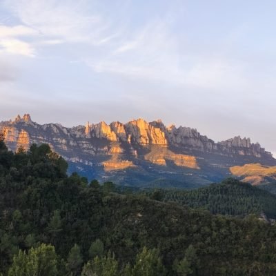 Vistas espectaculares desde Cal amiquel a la montaña de Montserrat