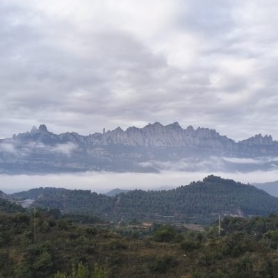 Vistas espectaculares desde Cal amiquel a la montaña de Montserrat