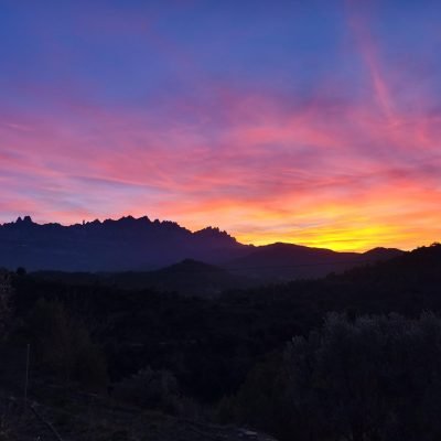Vistas espectaculares desde Cal amiquel a la montaña de Montserrat