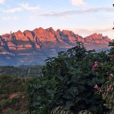 Vistas espectaculares desde Cal amiquel a la montaña de Montserrat