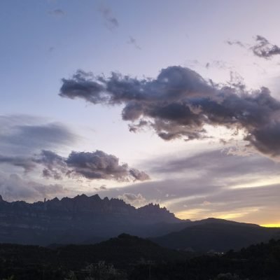 Vistas espectaculares desde Cal amiquel a la montaña de Montserrat